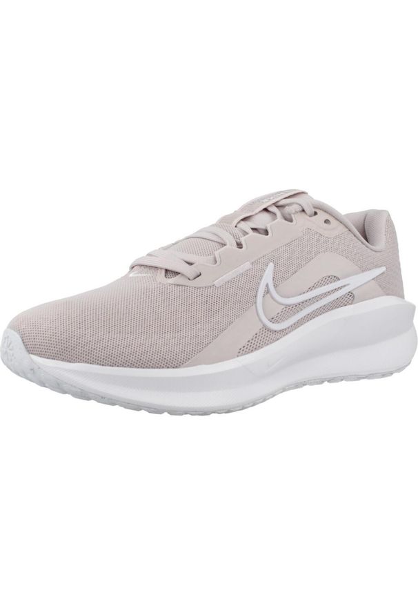 Buty do biegania damskie Nike Downshifter 13. Kolor: beżowy. Materiał: materiał, syntetyk. Szerokość cholewki: normalna. Model: Nike Downshifter. Sport: bieganie