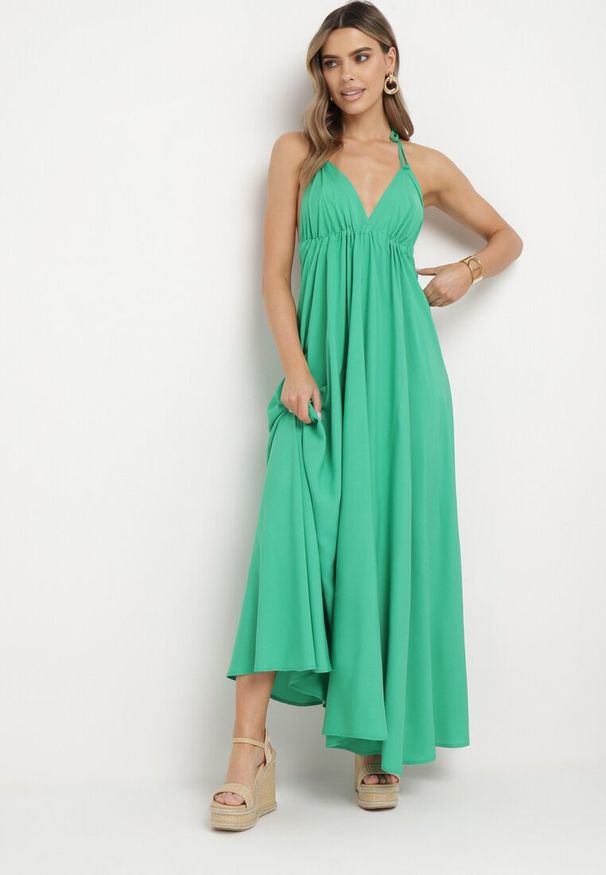 Born2be - Zielona Sukienka z Wiskozy o Mocno Rozkloszowanym Fasonie Wiązana na Szyi Uldren. Okazja: na co dzień, na spacer. Kolor: zielony. Materiał: wiskoza. Sezon: lato. Typ sukienki: rozkloszowane. Styl: casual