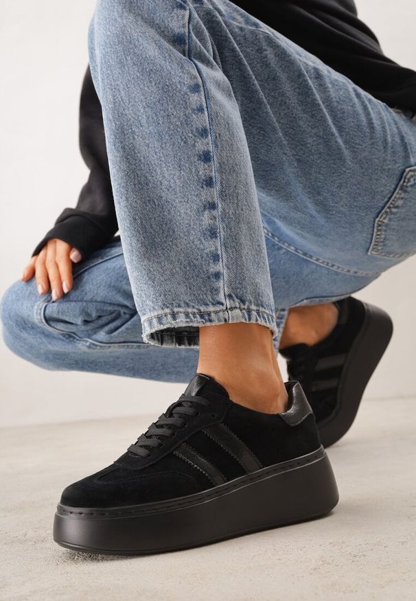 Renee - Czarne Sneakersy z Zamszu Naturalnego na Platformie ze Skórzaną Wkładką Rionelle. Okazja: na co dzień. Kolor: czarny. Materiał: zamsz, skóra. Obcas: na platformie