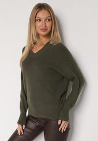 Born2be - Ciemnozielony Sweter z Domieszką Kaszmiru z Dekoltem w Serek Feralaine. Okazja: na co dzień, na spotkanie biznesowe. Typ kołnierza: dekolt w serek. Kolor: zielony. Materiał: kaszmir. Styl: biznesowy, klasyczny, casual, elegancki #6