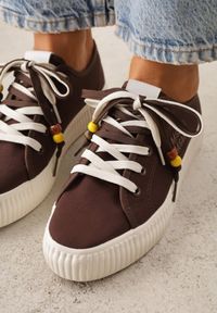 Renee - Brązowe Niskie Trampki z Podwójnymi Sznurówkami na Tłoczonej Platformie Astedella. Nosek buta: okrągły. Zapięcie: sznurówki. Kolor: brązowy. Materiał: materiał. Obcas: na platformie. Wysokość obcasa: niski #5