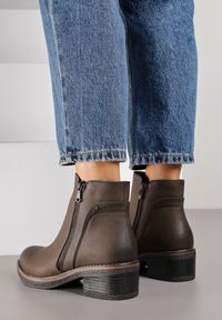 Born2be - Brązowe Botki do Kostki Zdobione Suwakiem przy Cholewce Ilosela. Okazja: na co dzień. Zapięcie: zamek. Kolor: brązowy. Materiał: jeans. Szerokość cholewki: normalna. Wzór: aplikacja. Obcas: na płaskiej podeszwie. Styl: casual, elegancki #3