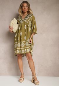 Renee - Ciemnozielona Sukienka z Wiskozy w Stylu Boho Virisna. Okazja: na co dzień, na imprezę, na spacer. Typ kołnierza: dekolt w kształcie V. Kolor: zielony. Materiał: wiskoza. Wzór: aplikacja, kolorowy. Sezon: lato. Styl: boho #4