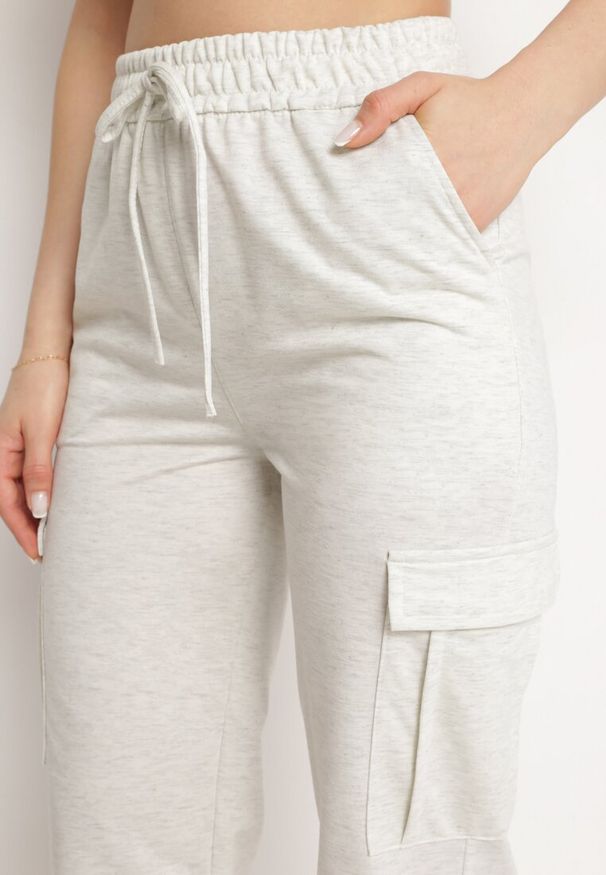 Born2be - Jasnoszare Bawełniane Spodnie z Gumką w Pasie i Naszytymi Kieszeniami Selpa. Kolor: szary. Materiał: bawełna. Wzór: aplikacja