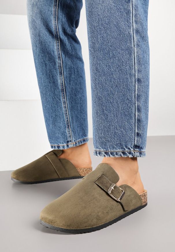 Renee - Zielone Klapki Ozdobione Klamrą na Pasku Zelevelis. Okazja: na co dzień. Kolor: zielony. Materiał: jeans. Wzór: aplikacja. Obcas: na obcasie. Styl: casual, elegancki. Wysokość obcasa: niski