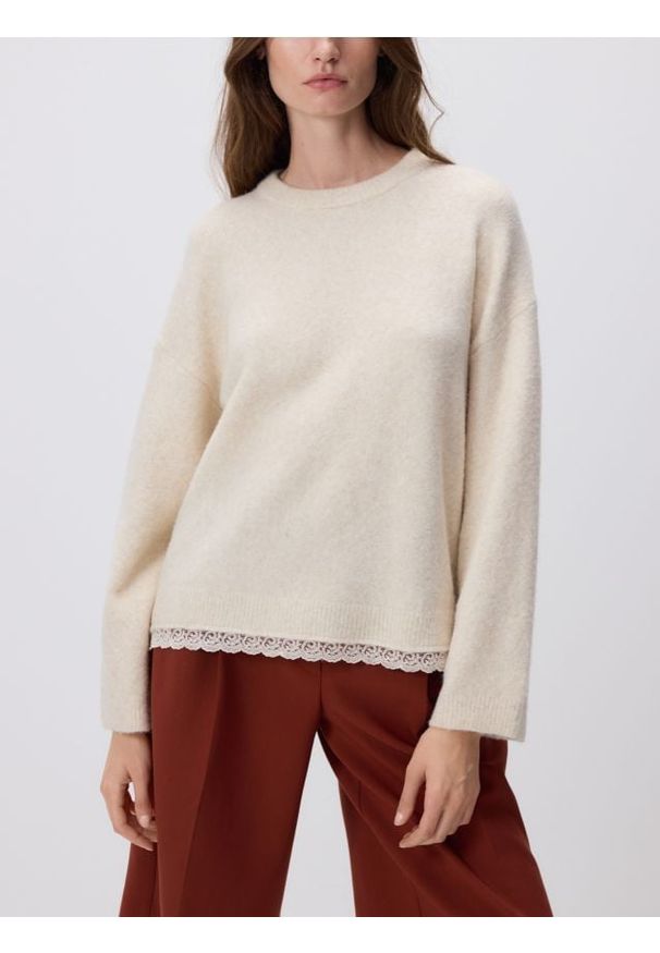 Reserved - Sweter z koronkowym wykończeniem - beżowy. Kolor: beżowy. Materiał: koronka