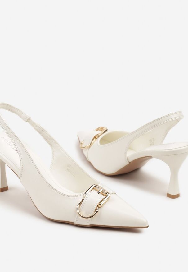 Renee - Białe Sandały na Szpilce Slingback Ozdobione Metaliczną Klamrą Zeornna. Okazja: na co dzień. Zapięcie: klamry. Kolor: biały. Wzór: aplikacja. Obcas: na szpilce. Styl: elegancki, casual