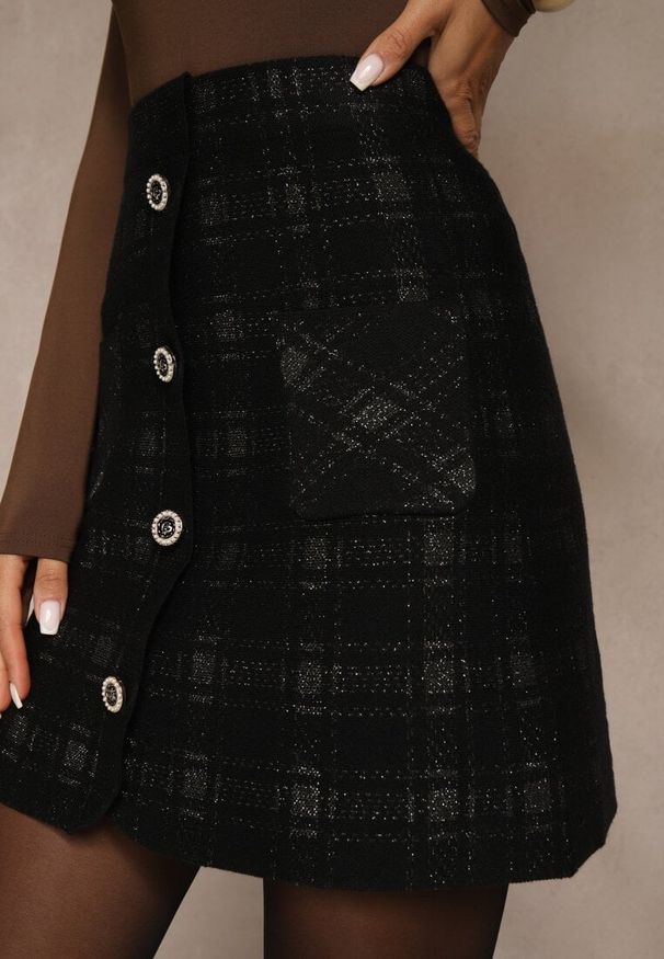 Renee - Czarna Spódnica z Wiskozą z Metalicznymi Przeszyciami i Ozdobnymi Guzikami Sewzela. Kolor: czarny. Materiał: wiskoza. Wzór: aplikacja. Styl: elegancki