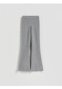 Reserved - Dzianinowe spodnie flare - jasnoszary. Kolor: szary. Materiał: dzianina #1