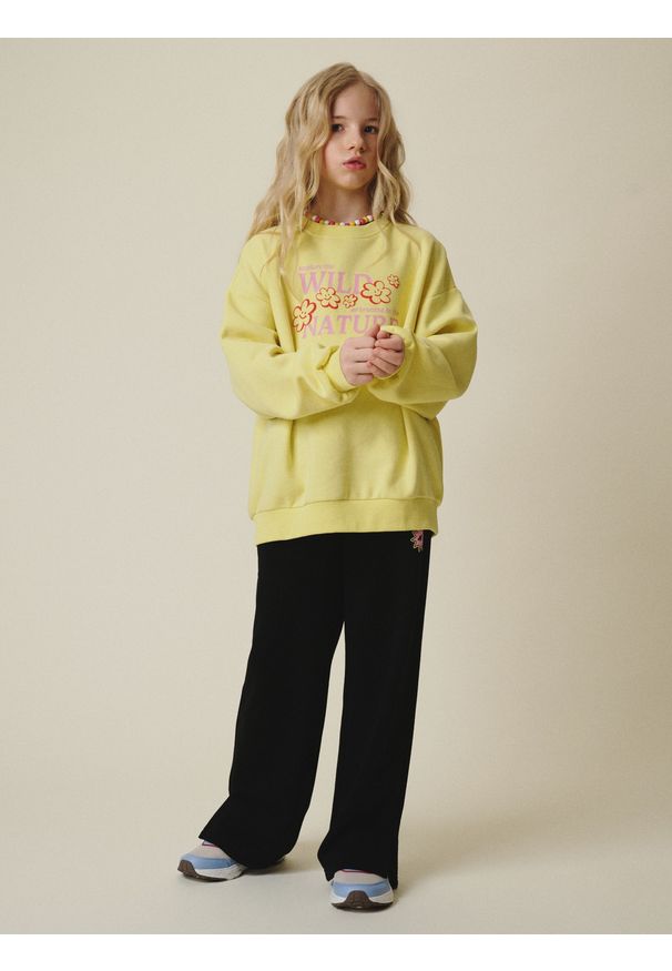 4f - 4F Bluza dresowa oversize bez kaptura dziewczęca - żółta 146/152 (10-12 lat). Okazja: na spacer, na co dzień. Typ kołnierza: bez kaptura. Kolor: żółty. Materiał: dresówka. Sezon: lato. Styl: casual, sportowy