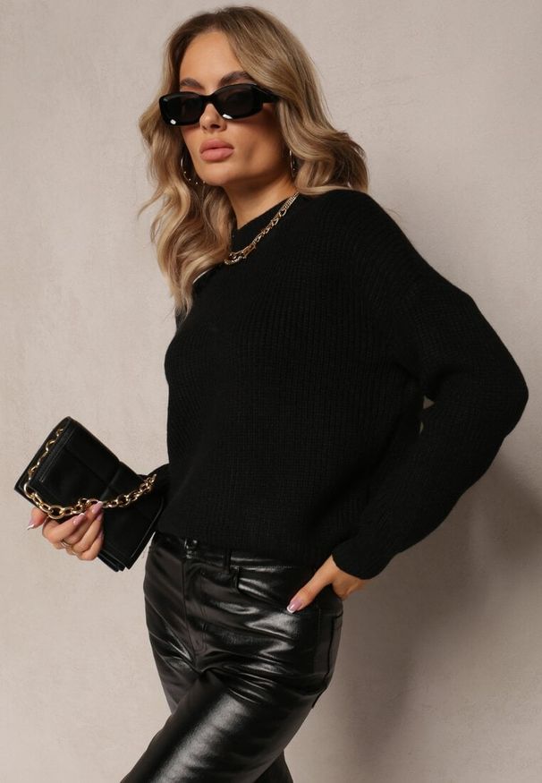 Renee - Czarny Sweter Golf z Prążkowanej Dzianiny Ervanna. Typ kołnierza: golf. Kolor: czarny. Materiał: dzianina, prążkowany. Długość rękawa: długi rękaw. Długość: długie