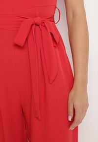 Born2be - Czerwony Taliowany Kombinezon z Paskiem Wiązaniem i Odkrytymi Plecami Malurea. Okazja: na co dzień, na imprezę. Kolor: czerwony. Materiał: jeans. Sezon: lato. Styl: casual #2