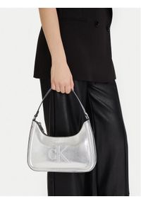 Calvin Klein Torebka Bold Ck Metallic Shoulder Bag LV04F3332G Srebrny. Kolor: srebrny. Materiał: skórzane #1