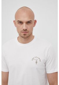 Trussardi Jeans - Trussardi T-shirt bawełniany kolor biały z nadrukiem. Okazja: na co dzień. Kolor: biały. Materiał: bawełna. Wzór: nadruk. Styl: casual