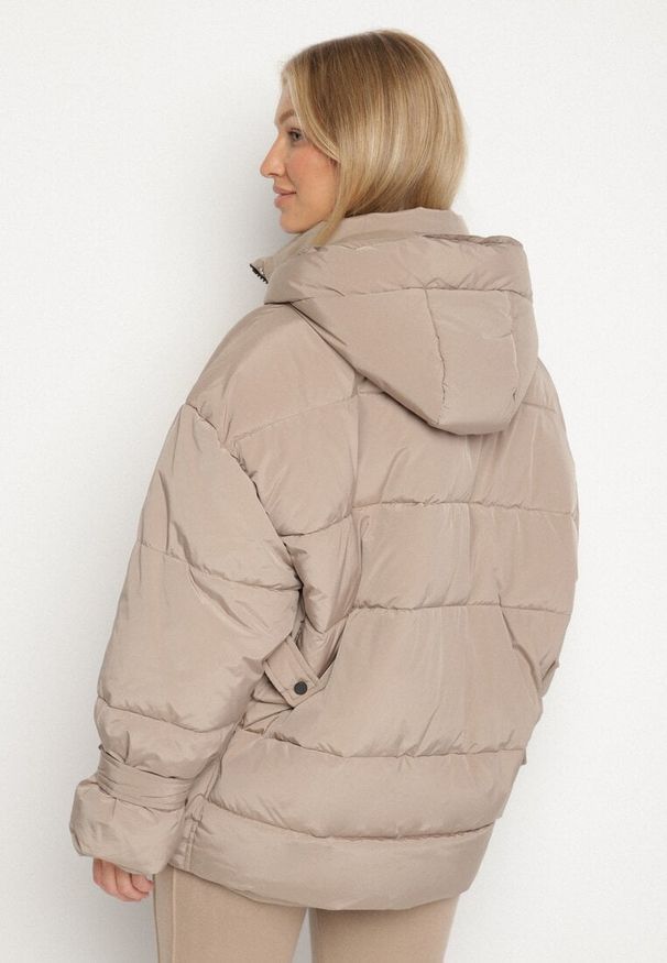 Born2be - Beżowa Pikowana Kurtka Oversize z Kapturem i Paskami przy Rękawach Unitessa. Okazja: na spacer, na co dzień. Typ kołnierza: kaptur. Kolor: beżowy. Materiał: jeans. Wzór: paski. Styl: casual
