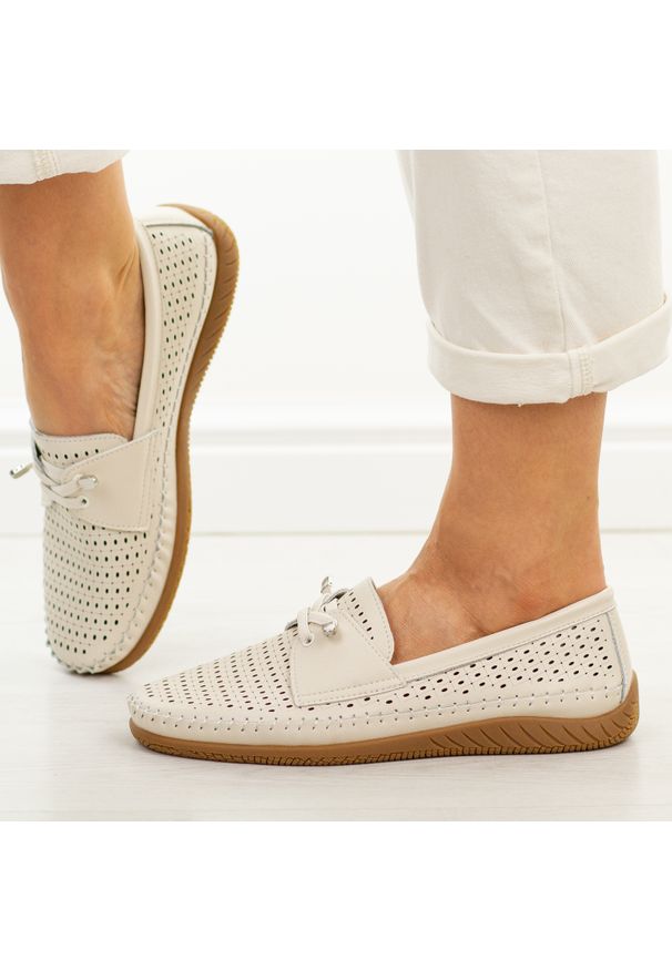 Beżowe ażuowe skórzane mokasyny damskie Vinceza 93217. Okazja: na co dzień. Nosek buta: okrągły. Kolor: beżowy. Materiał: skóra. Szerokość cholewki: normalna. Sezon: wiosna, lato, jesień. Styl: casual