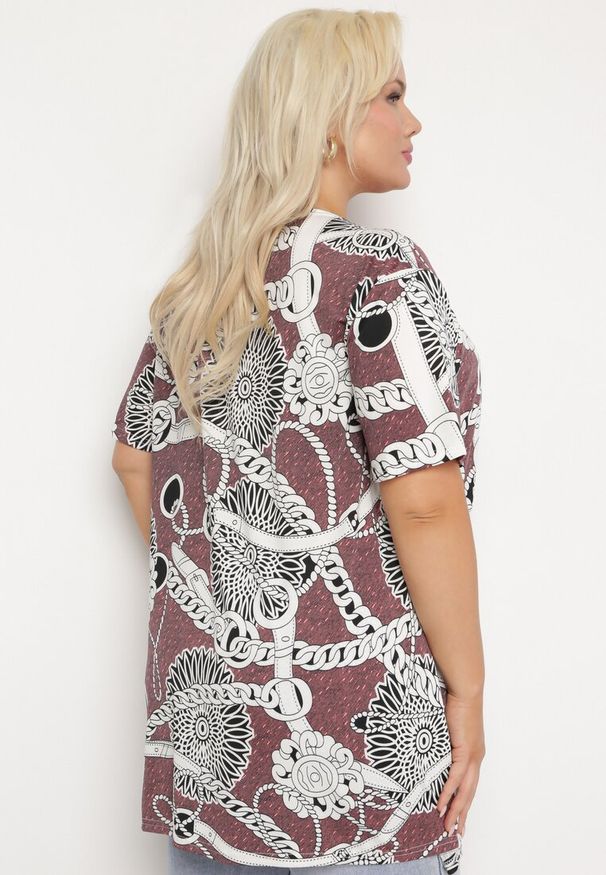 Born2be - Ciemnoróżowa Elastyczna Bluzka z Krótkim Rękawem z Oryginalnym Nadrukiem i Klamrą Dordria. Okazja: na co dzień. Kolor: różowy. Materiał: materiał. Długość rękawa: krótki rękaw. Długość: krótkie. Wzór: nadruk. Styl: casual