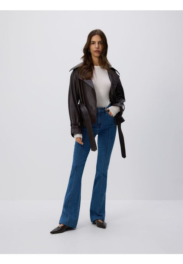 Reserved - Jeansy flare z przeszyciem - niebieski. Kolor: niebieski