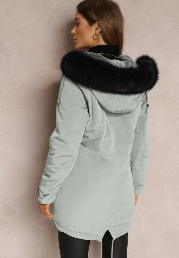 Renee - Ciemnozielona Kurtka Parka z Kapturem z Futerkiem Jossie. Okazja: na co dzień. Typ kołnierza: kaptur. Kolor: zielony. Materiał: futro. Styl: klasyczny, casual, elegancki