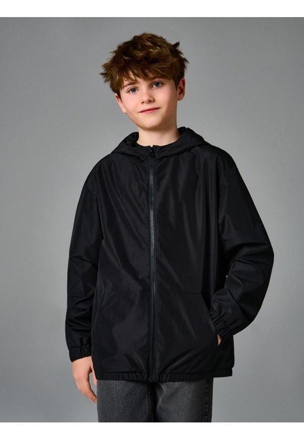 Sinsay - Lekka kurtka wiatrówka z kapturem - czarny. Typ kołnierza: kaptur. Kolor: czarny