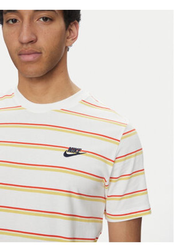 Nike T-Shirt DZ2985 Biały Regular Fit. Kolor: biały. Materiał: bawełna