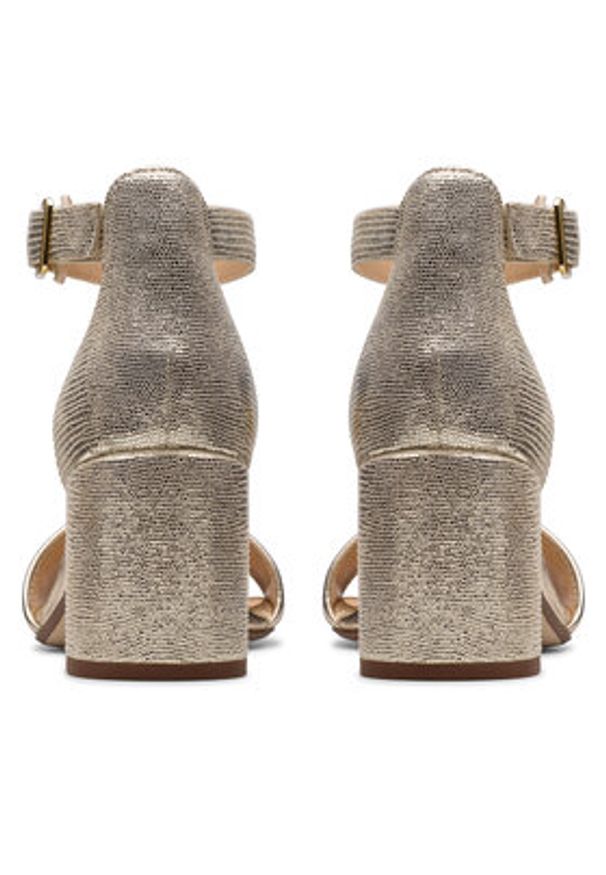 Clarks Sandały Ezoria Mae 26181296 Złoty. Kolor: złoty. Materiał: skóra