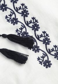 Born2be - Biała Bawełniana Bluzka Boho z Ozdobnym Haftem i Sznurkiem z Frędzlami Lamegenia. Okazja: na co dzień, do pracy, na spotkanie biznesowe. Kolor: biały. Materiał: bawełna. Wzór: haft. Styl: boho #5