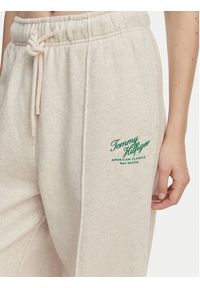 TOMMY HILFIGER - Tommy Hilfiger Spodnie dresowe Logo Exaggerated Seam WW0WW50783 Kremowy Relaxed Fit. Kolor: kremowy. Materiał: bawełna #2