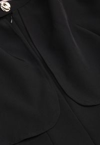 Renee - Czarna Taliowana Sukienka w Eleganckim Stylu z Narzutką Typu Pelerynka Agatea. Kolor: czarny. Styl: elegancki #2