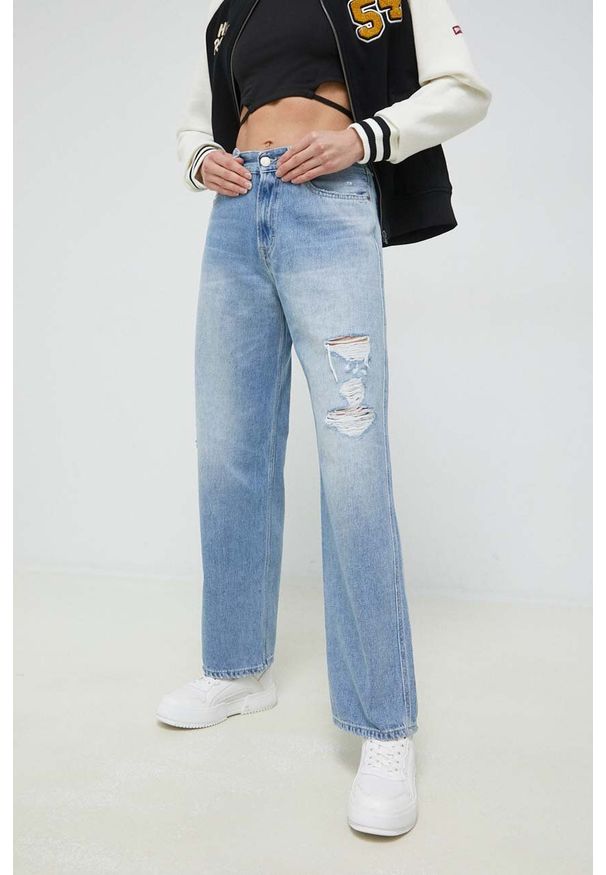 Tommy Jeans jeansy Betsy damskie medium waist. Kolor: niebieski