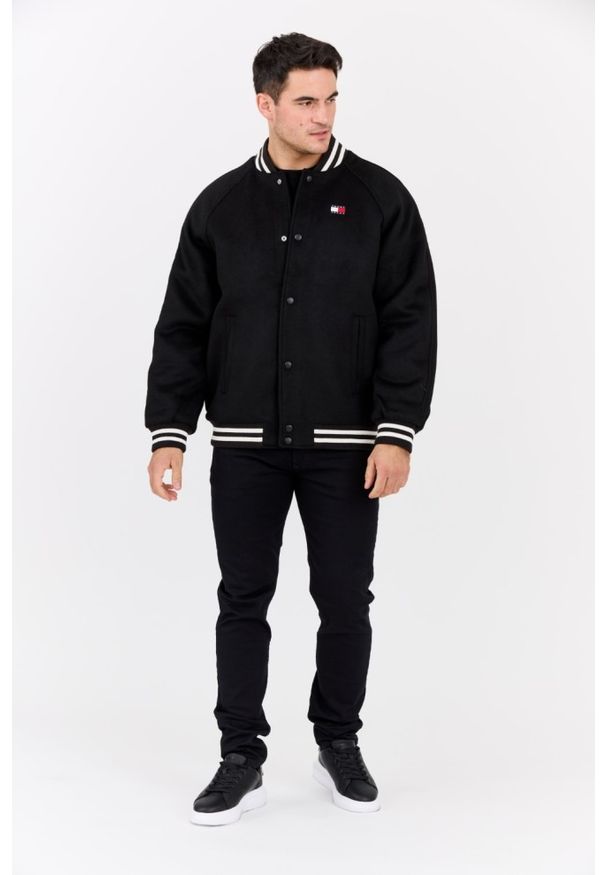 Tommy Jeans - TOMMY JEANS Czarny męski bomber z domieszką wełny Varsity, Rozmiar M. Okazja: na co dzień. Kolor: czarny. Materiał: wełna. Wzór: paski. Styl: casual, elegancki, sportowy, klasyczny