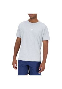Koszulka New Balance MT31504AG - szara. Kolor: szary. Materiał: skóra, bawełna, tkanina. Długość rękawa: krótki rękaw. Długość: krótkie