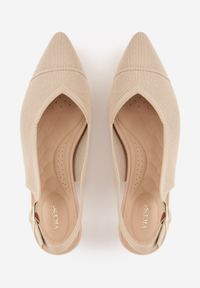 Renee - Ciemnobeżowe Czółenka Slingback VICES z Tkaniny na Niskim Obcasie z Wkładką Soft-Pillow Orinysha. Okazja: na co dzień, do pracy, na spotkanie biznesowe. Nosek buta: szpiczasty. Zapięcie: pasek. Kolor: beżowy. Szerokość cholewki: normalna. Materiał: tkanina. Obcas: na obcasie. Styl: casual, biznesowy, elegancki. Wysokość obcasa: niski #9