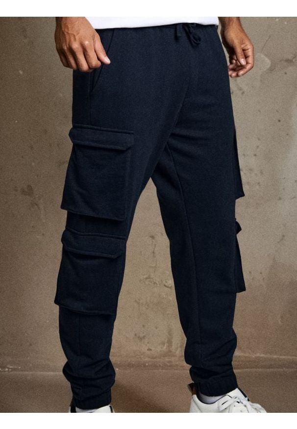 Sinsay - Spodnie jogger cargo - granatowy. Kolor: niebieski