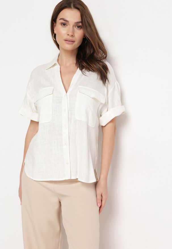 Born2be - Biała Koszula Bawełniana z Lnem Zapinana na Guziki Surveni. Kolor: biały. Materiał: bawełna, len. Styl: klasyczny