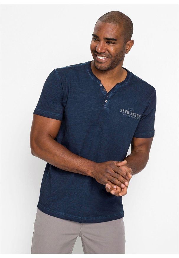 bonprix - T-shirt z dekoltem henley w stylu washed z czystej bawełny organicznej. Typ kołnierza: typu henley. Kolor: niebieski. Materiał: bawełna. Długość rękawa: krótki rękaw. Długość: krótkie. Wzór: nadruk