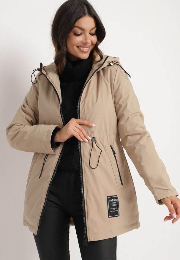 Born2be - Ciemnobeżowa Kurtka Parka z Kapturem i Kieszeniami Ściągana w Pasie Omeina. Okazja: na co dzień. Typ kołnierza: kaptur. Kolor: beżowy. Materiał: jeans. Styl: casual, elegancki