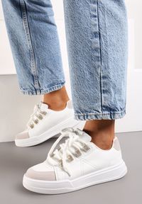 Born2be - Biało-Złote Sneakersy Wonaria. Nosek buta: okrągły. Kolor: biały. Materiał: skóra ekologiczna, zamsz. Szerokość cholewki: normalna. Obcas: na płaskiej podeszwie #1
