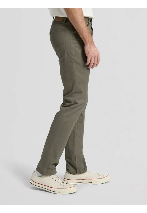 Lee - MESKIE SPODNIE LEE DAREN LICHEN OLIVE 112376405