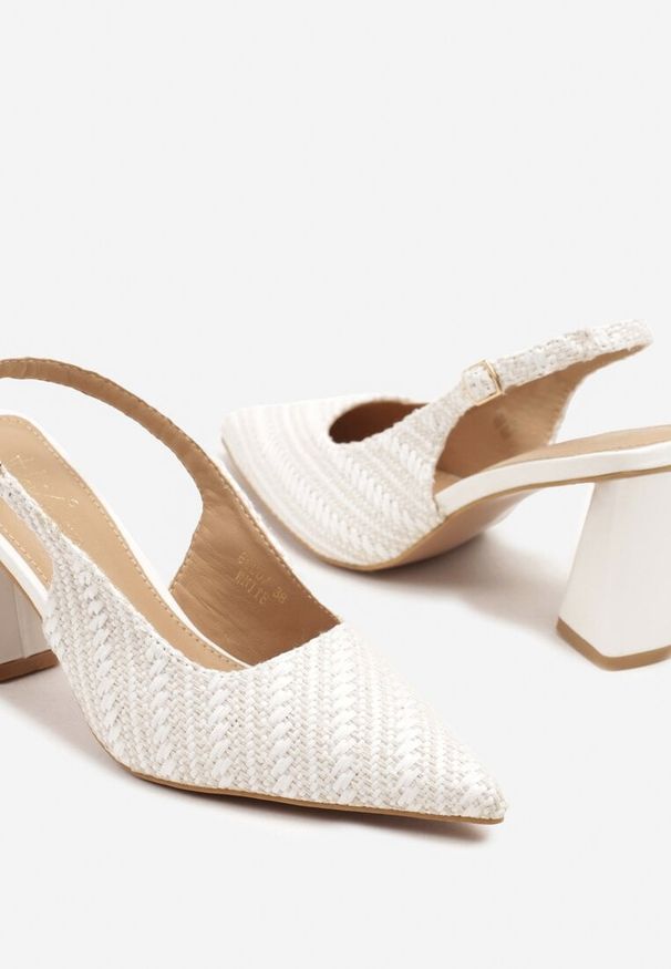 Born2be - Białe Sandały Slingback na Słupku z Tweedowymi Zdobieniami Grellia. Okazja: na co dzień. Zapięcie: pasek. Kolor: biały. Wzór: aplikacja. Sezon: lato. Obcas: na słupku. Styl: elegancki, casual