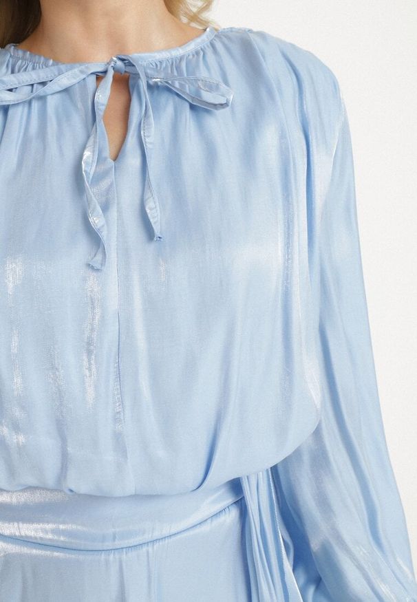 Born2be - Niebieska Wiskozowa Sukienka Ozdobiona Wiązaniem i Falbanką Rallio. Okazja: na co dzień, na imprezę. Typ kołnierza: kołnierz z falbankami. Kolor: niebieski. Materiał: wiskoza. Wzór: aplikacja. Typ sukienki: proste. Styl: casual, elegancki