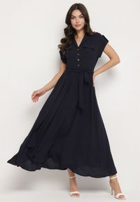 Born2be - Granatowa Sukienka o Koszulowym Kroju z Krótkim Rękawem i Wiązanym Paskiem Nalella. Okazja: na co dzień. Kolor: niebieski. Materiał: jeans. Długość rękawa: krótki rękaw. Typ sukienki: koszulowe. Styl: klasyczny, casual #4