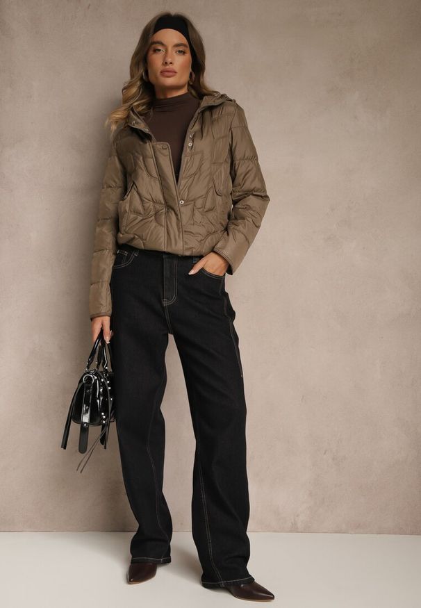 Renee - Brązowa Kurtka Przejściowa z Kapturem w Oryginalne Pikowane Przeszycia Arivitta. Okazja: na spacer. Typ kołnierza: kaptur. Kolor: brązowy. Materiał: poliester, jeans