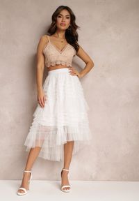 Renee - Beżowy Top Koronkowy Plusia. Typ kołnierza: dekolt w serek. Kolor: beżowy. Materiał: koronka. Długość rękawa: na ramiączkach. Wzór: ażurowy, aplikacja. Sezon: lato. Styl: elegancki #6