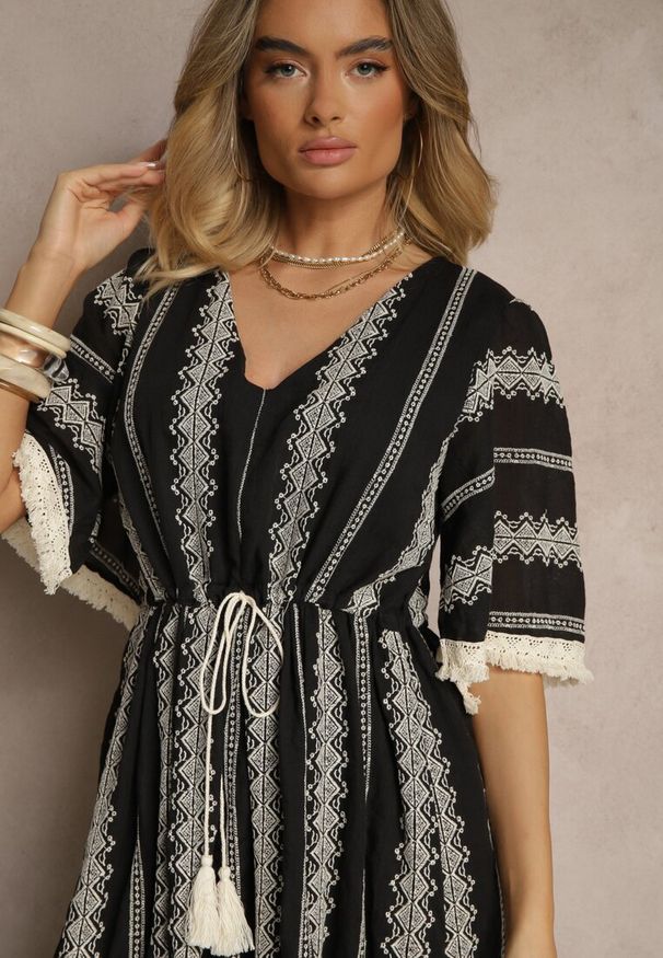 Renee - Czarna Rozkloszowana Sukienka Boho z Bawełny Zdobiona Haftem i Wiązaniem Koriruna. Okazja: na co dzień. Typ kołnierza: dekolt w kształcie V. Kolor: czarny. Materiał: bawełna. Wzór: aplikacja, haft. Styl: boho
