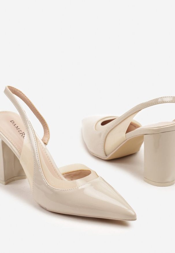 Born2be - Jasnobeżowe Lakierowane Sandały na Obcasie z Odkrytą Piętą Finzedi. Okazja: na co dzień. Zapięcie: sprzączka. Kolor: beżowy. Materiał: lakier. Obcas: na obcasie. Styl: glamour, casual, elegancki, wizytowy, klasyczny. Wysokość obcasa: średni