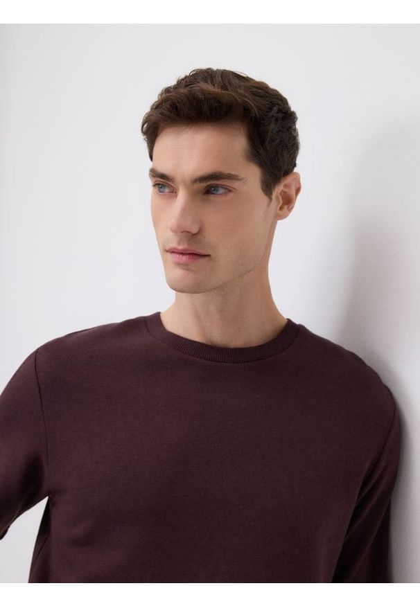 Reserved - T-shirt regular z włóknem bambusowym - ciemnobrązowy. Kolor: brązowy. Materiał: włókno