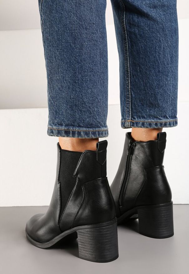 Renee - Czarne Botki Sztyblety na Słupku z Elastyczną Wstawką w Kształcie Pioruna Zinneta. Kolor: czarny. Materiał: dzianina, jeans, skóra. Obcas: na słupku. Styl: elegancki. Wysokość obcasa: średni