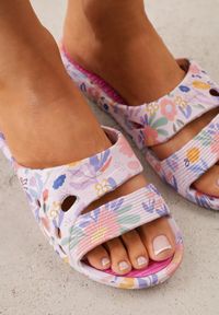 Born2be - Fuksjowe Klapki Basenowe Ozdobione Wzorem w Kwiaty Thoninoe. Okazja: na plażę. Kolor: różowy. Wzór: aplikacja, kwiaty. Sezon: lato. Styl: wakacyjny #7