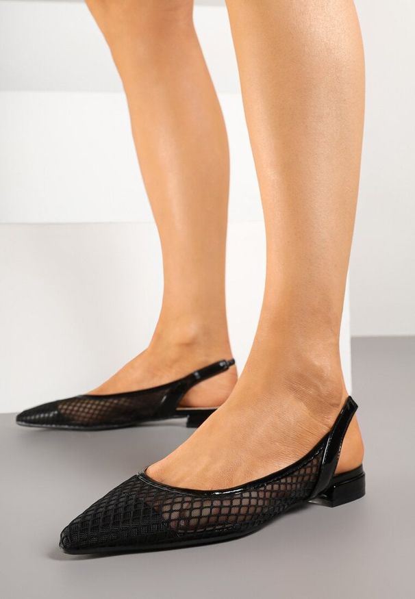 Renee - Czarne Sandały Typu Slingback z Siateczkową Cholewką Gallevia. Okazja: na spacer. Kolor: czarny. Wzór: kwiaty. Sezon: lato. Obcas: na obcasie. Styl: elegancki. Wysokość obcasa: niski